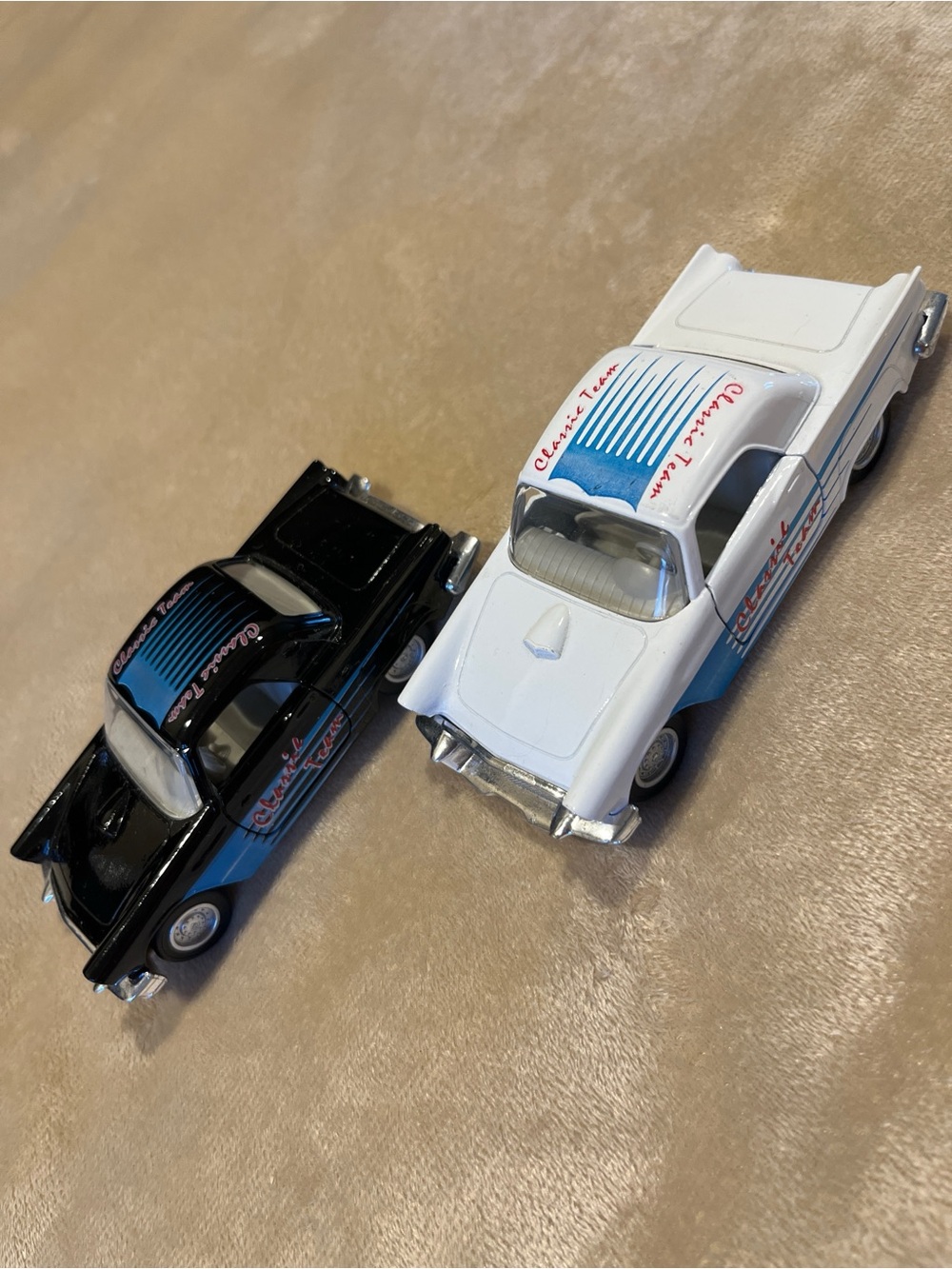 Lot of 2 Junye 1950s Style Classic Sedan Pull Back Diecast Toys (2018)
